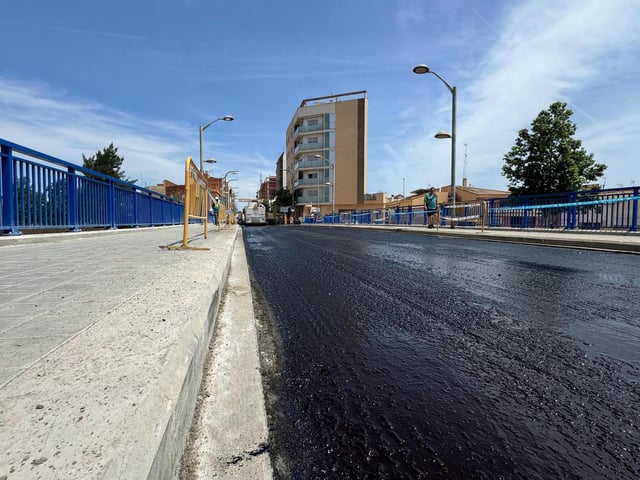 Este lunes se ha realizado el asfaltado como último paso para reabrir el puente entre Massanassa y Catarroja.