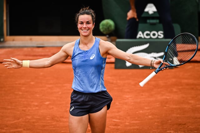 Loïs Boisson célèbre sa victoire face à Elsa Jacquemot, samedi, lors du match de 3e tour.