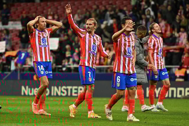 Le Français Antoine Griezmann salue les supporters entouré de ses coéquipiers de l'Atletico Madrid après leur match de Liga contre la Real Sociedad au  Metropolitano Stadium de Madrid le 10 mai 2025