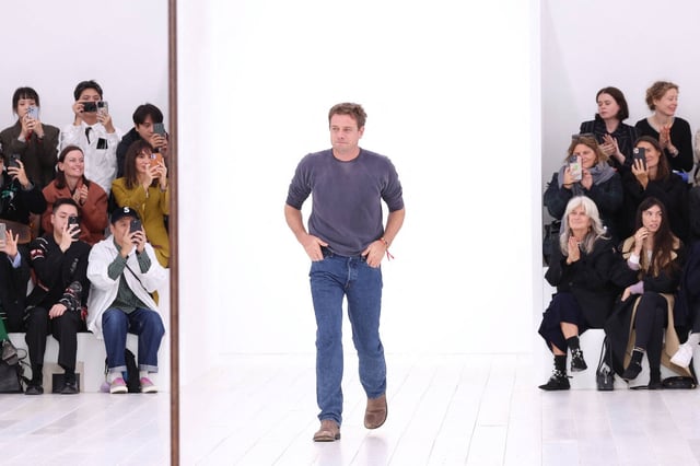 Jonathan Anderson lors du défilé Loewe printemps-été 2025, lors de la Fashion Week parisienne, le 27 septembre.