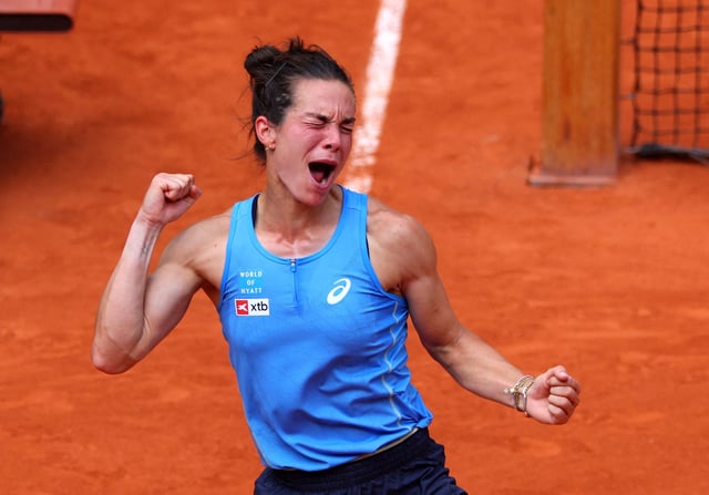 Tennis - French Open - Roland Garros, Paris, France - June 2, 2025 France's Lois Boisson celebrates winning her fourth round match against Jessica Pegula of the U.S. REUTERS/Denis Balibouse     TPX IMAGES OF THE DAY