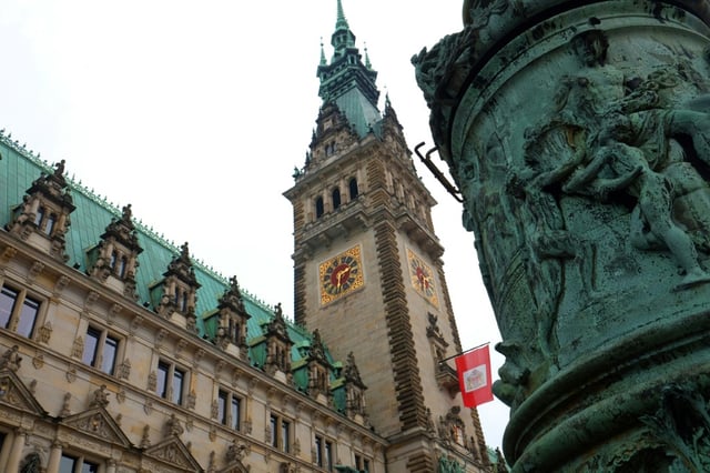 Wegen einer Farbattacke auf das Hamburger Rathaus ist ein Klimaaktivist zu einer Geldstrafe von 2100 Euro verurteilt worden. Ein Amtsgericht sprach den Mann der gemeinschädlichen Sachbeschädigung für schuldig.
