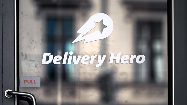 Logo von Delivery Hero an einer Glastüre.