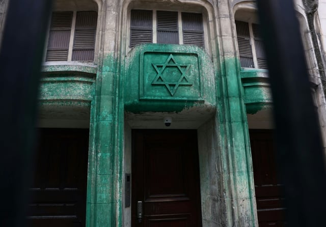 Des jets de peinture verte sur les murs de la synagogue Agoudas Hakehilos à Paris, le 31 mai 2025