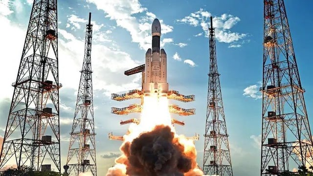 ISRO offers government jobs in space sector. Apply for 320 posts now