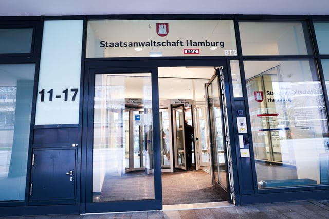 Die Staatsanwaltschaft Hamburg erhebt Anklage wegen Verdachts der Bestechung im Gesundheitswesen und des Abrechnungsbetruges gegen zwei Apotheker und vier Führungskräfte.