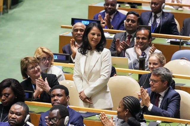 Annalena Baerbock nimmt Applaus entgegen, nachdem sie am Montag zur Präsidentin der 80. Generalversammlung der Vereinten Nationen gewählt wurde.