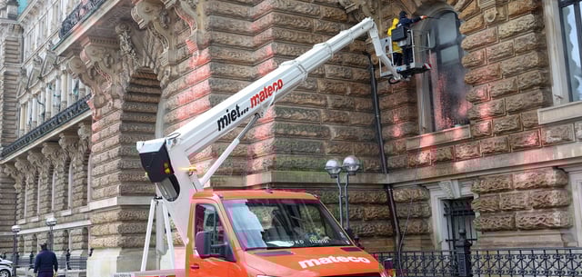 Mit einem Dampfstrahler musste die Fassade des Hamburger Rathauses nach der Aktion gereinigt werden