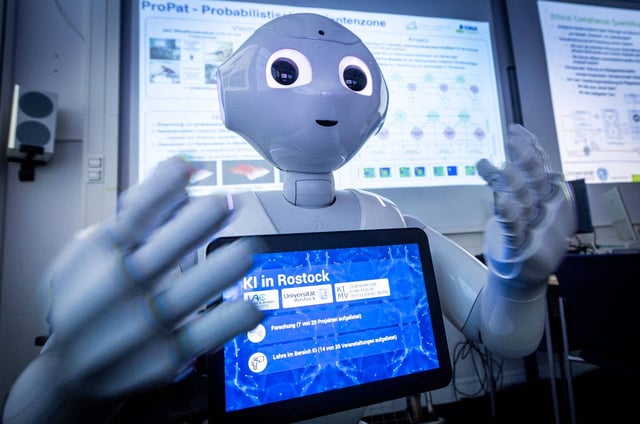 Un robot Pepper de la société Aldebaran Robotics, le 22 janvier 2024 à Rostock (Allemagne).