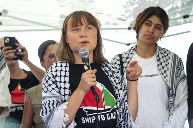 La militante Greta Thunberg avec l'eurodéputée franco-palestinienne Rima Hassan, le 1er juin, à Catane en Sicile. 