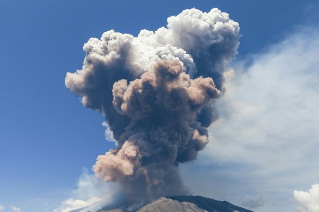 Le volcan Etna en éruption vu de Catane, le 2 juin 2025