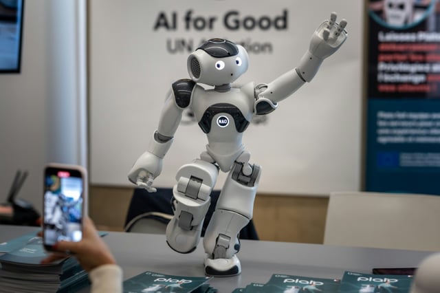 Le robot humanoïde "Nao" sur le stand de la société Aldebaran lors d'un sommet mondial à Genève, le 5 juillet 2023