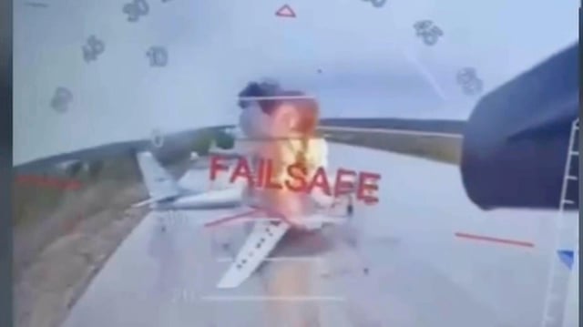 Screenshot eines vom ukrainischen Sicherheitsdienstes veröffentlichten Videos einer ukrainische Drohne, die russische Flugzeuge tief im russischen Hoheitsgebiet angreift. 