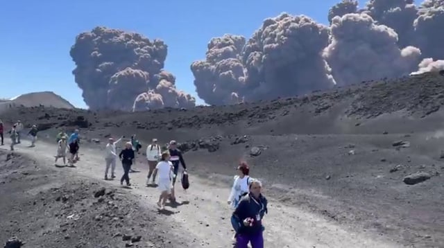 Italie : l'Etna entre de nouveau en éruption et provoque la panique chez des touristes