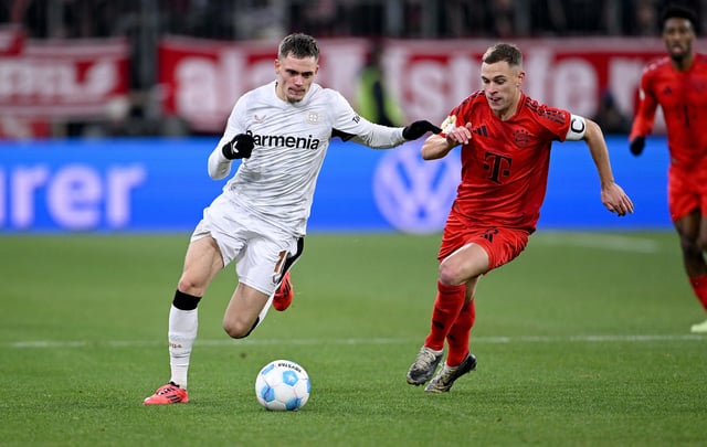 Florian Wirtz im Zweikampf um den Ball mit Joshua Kimmich.