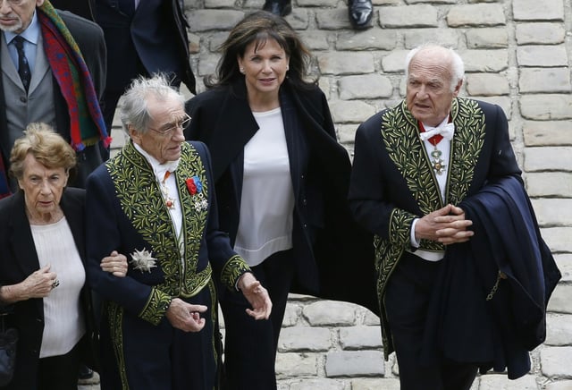 Anne Sinclair et Pierre Nora (d) aux obsèques d'Alain Decaux le 4 avril 2016 à Paris.