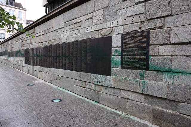 À Paris, les images des synagogues et du Mémorial de la Shoah aspergés de peinture verte