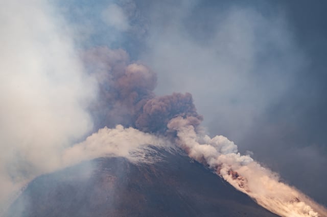 Etna : les images impressionnantes de la coulée de cendres du volcan italien