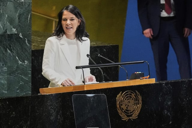 Annalena Baerbock steht am Pult der UN-Vollversammlung in New York.