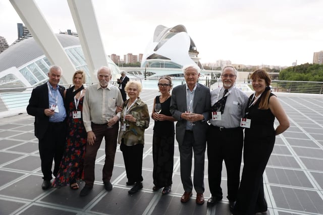 Los premios Nobel Richard Roberts (Medicina 1993), Barry Barish (Física 2017) y Joaquim Frank (Química 2017), y el hijo del profesor Grisolía, con sus acompañantes.