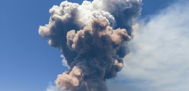 Le volcan Etna en éruption vu de Catane, le 2 juin 2025