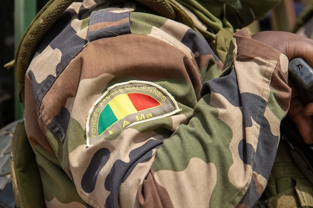 En proie aux agissements de groupes djihadistes, le Mali est dirigé par une junte militaire proche de la Russie.