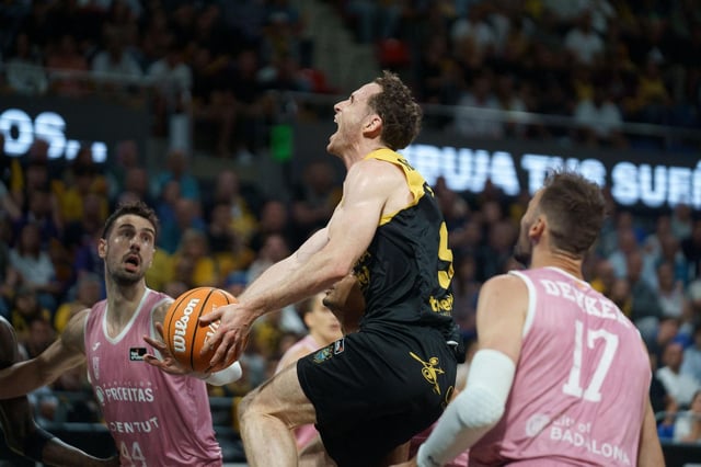 Huertas penetra a canasta en el partido de este lunes ante Tomic y Dekker.