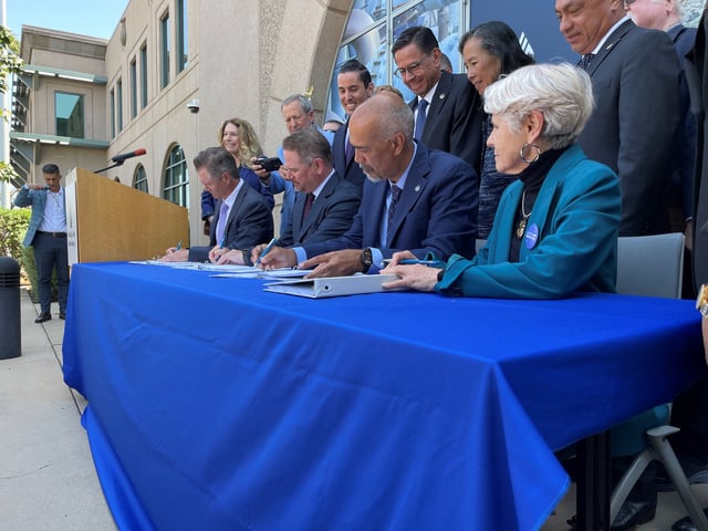 Leaders from the SDCWA and Metropolitan sign an agreement ending 15 years of litigation.