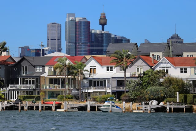 Residential properties line the Sydney suburb of Birchgrove in Australia, August 16, 2017.  REUTERS/Steven Saphore/File Photo
