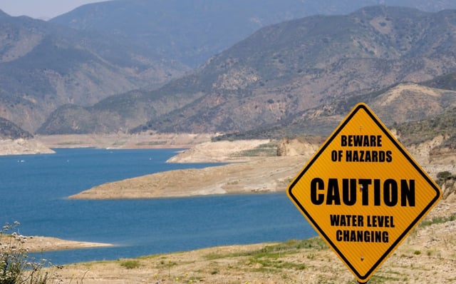 A sign warns about lower water levels near the entrance to Castaic Lake.  The San Diego County Water Authority and the Metropolitan Water District of Southern California just settled a long-running lawsuit over water rates. (Photo by Dean Musgrove, Los Angeles Daily News/SCNG)
