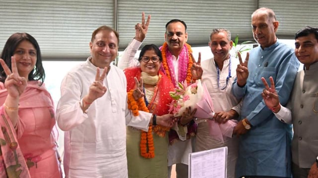 BJP candidates after their victory in zonal ward committees. (Sonu Mehta/HT)