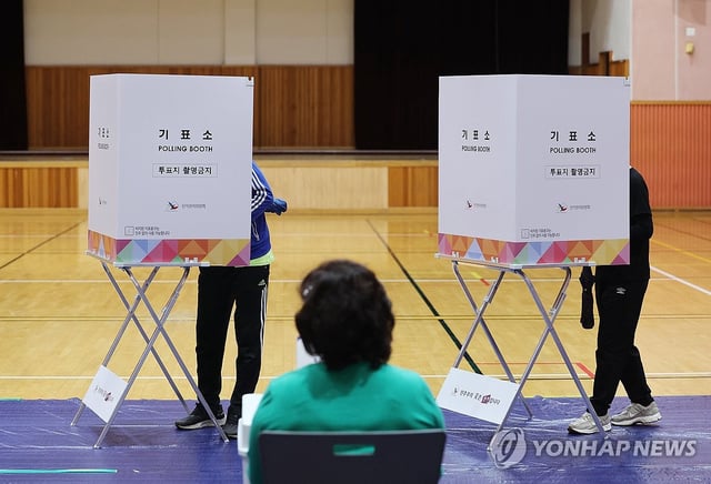 Voters cast their ballots in the presidential election at a polling station in the southeastern city of Ulsan on June 3, 2025. (Yonhap)
