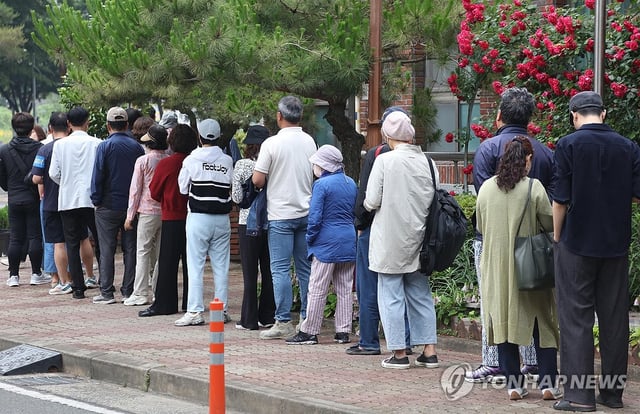 People line up to cast their ballots in the presidential election at a polling station in the southeastern city of Daegu on June 3, 2025. (Yonhap)