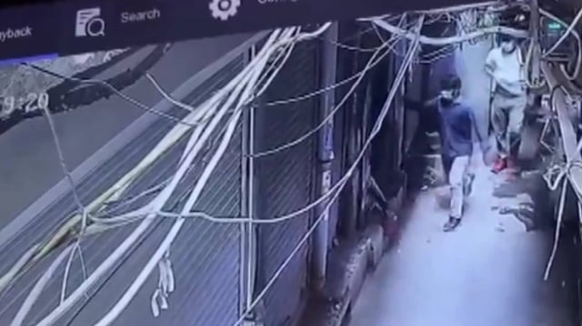  Three Masked Gunmen Loot Textile Office in Delhi’s Chandni Chowk  | Image: X