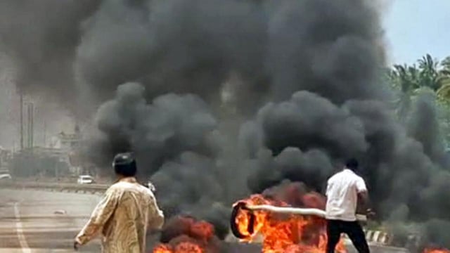 Farmers protest against the Karnataka government over the Hemavathi Express Link Canal, through which water would be sent to Magadi and Ramanagara, on Saturday. (ANI)