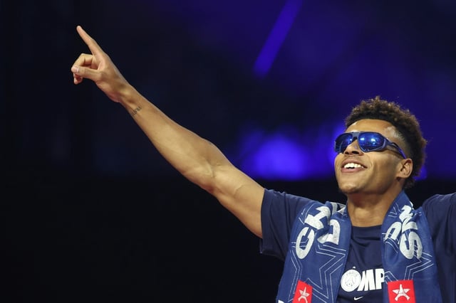 L'attaquant français du Paris Saint-Germain Désiré Doué entre sur la pelouse lors de la cérémonie de victoire du PSG en Ligue des champions, au Parc des Princes, le 1er juin 2025
