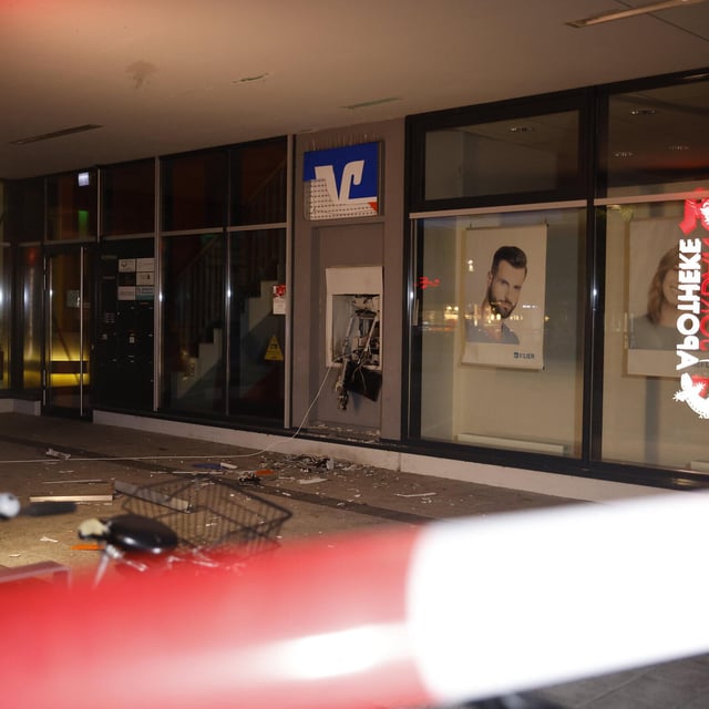 Erlangen: Unbekannte jagen gleich zwei Geldautomaten in die Luft - Täter auf der Flucht