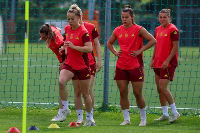 Giulia Gwinn, Lena Oberdorf und Carlotta Wamser (v. l.) beim DFB-Training in Wien.
