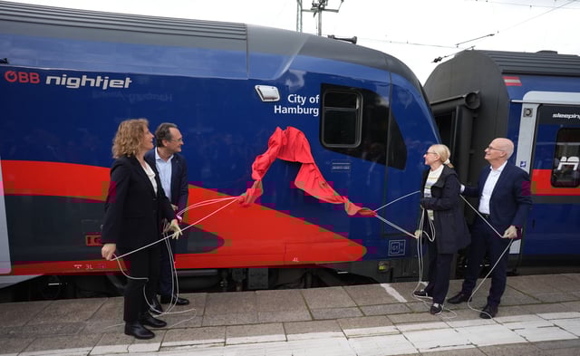 Bürgermeister Peter Tschentscher und seine Ehefrau Eva-Maria Tschentscher bei der Taufe des neuen Nachtzugs „City of Hamburg“.
