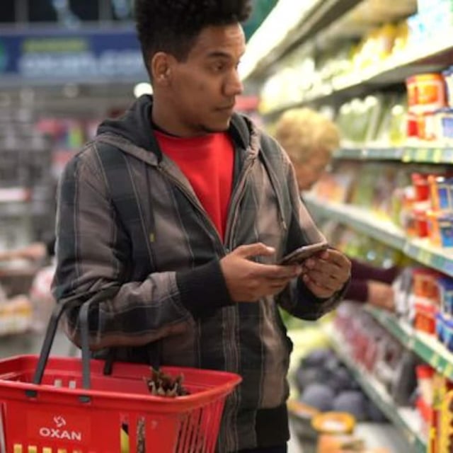 Lidl und Kaufland haben die Preise für Butter gesenkt. Die Nachricht sorgte für einen Preiskampf unter den Discountern. Aldi Nord und Süd zogen schnell nach. Auch andere Ketten wie Rewe, Penny, Norma, Edeka und Netto senkten die Preise. Deutsche Markenbutter kostet jetzt 2,19 Euro für 250 Gramm. Im Oktober war der Preis auf 2,39 Euro gestiegen. Trotz hoher Preise blieb der Butterkonsum in Deutschland fast unverändert.