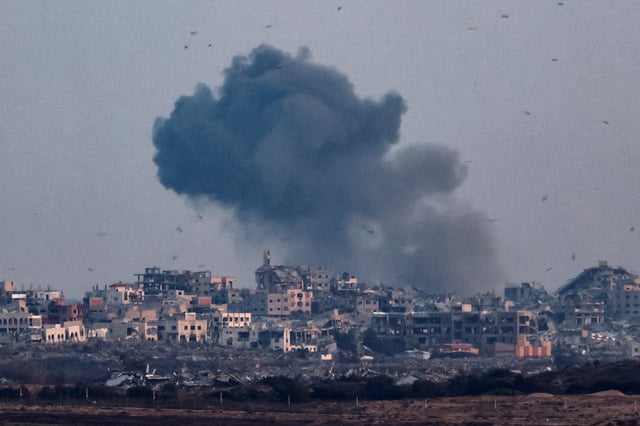 De la fumée s’élève de Gaza après une explosion vue du côté israélien de la frontière, le 2 juin 2025 (image d’illustration).