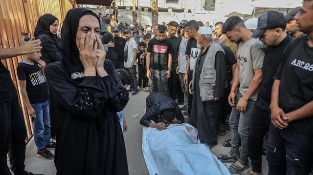 Les corps sans vie de victimes sont amenés à l’hôpital Nasser après que les soldats israéliens ont ouvert le feu sur les Palestiniens qui tentaient d’atteindre l’aide humanitaire.