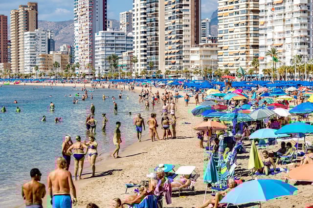 Turistas en la playa de Levante de Benidorm