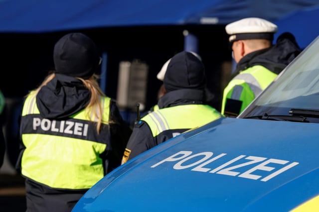 Die Staatsanwaltschaft Dresden ist mit einer Razzia gegen eine Bande aus mehr als 170 Beschuldigten vorgegangen, die mit Callcentern über zehn Jahre lang Menschen betrogen haben soll. Dabei wurden zunächst drei Haftbefehle vollstreckt.