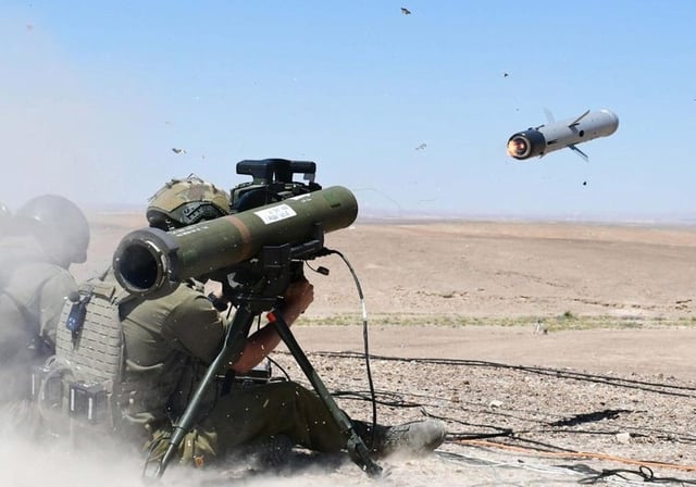 Militares lanzando un misil SPIKE LR2