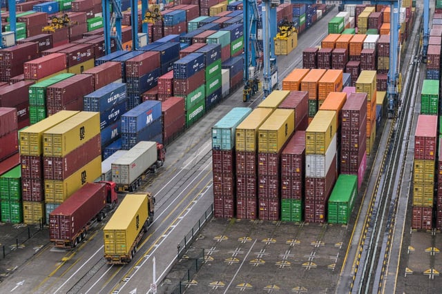 L’OCDE estime que les nouveaux droits de douane mis en place par les Etats‑Unis jusqu’à la mi-mai ont porté à 15,4 % le taux effectif de ces droits sur leurs importations de marchandises (contre autour de 2 % l’an dernier).