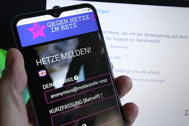 Auf einem Smartphone wurde die Website der Meldestelle REspect aufgerufen. Dahinter wurde auf einem Laptop Instagram aufgerufen. Dort fordert ein User in einem Kommentar, die Queer-Bewegung nicht zu unterstützen. Unter anderem auf REspect können nun sogenannte Trusted Flagger Inhalte in Sozialen Medien melden, die gegen die Richtlinien verstoßen. Das Projekt untersteht der Bundesnetzagentur. Symbolbild/Symbolfoto Trusted Flagger. Schnelsen Hamburg *** The website of the REspect reporting center was accessed on a smartphone Behind it, Instagram was accessed on a laptop There, a user calls in a comment not to support the queer movement On REspect, among others, so-called trusted flaggers can now report content in social media that violates the guidelines Symbolic image Symbolic p