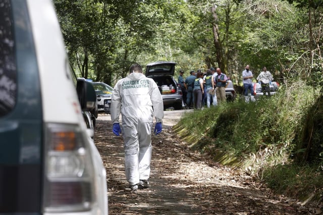 Agentes de la Guardia Civil en el lugar donde apareció el coche con los cadáveres