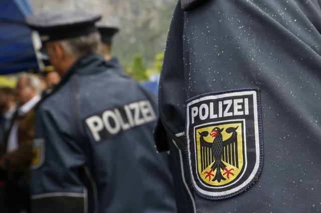 Ein Bundespolizist ist wegen krimineller Nebentätigkeiten für einen Sicherheitsdienst vom Verwaltungsgericht Göttingen aus dem Beamtenverhältnis entfernt worden. Er leitete unter anderem Daten aus polizeilichen Informationssystemen weiter.