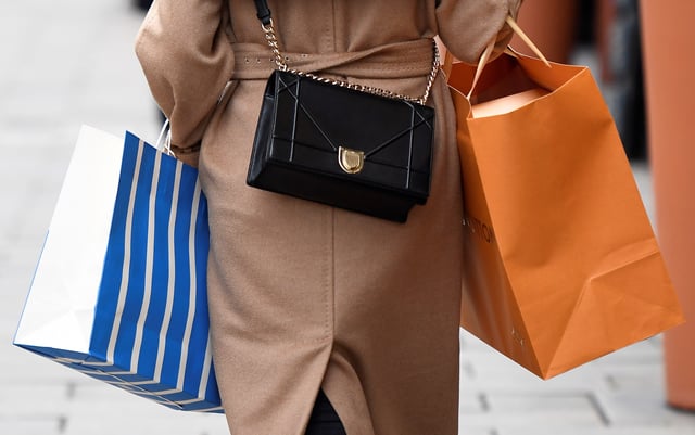 A woman carries her shopping bags in downtown Hamburg, Germany, January 25, 2018. REUTERS/Fabian Bimmer/File Photo
